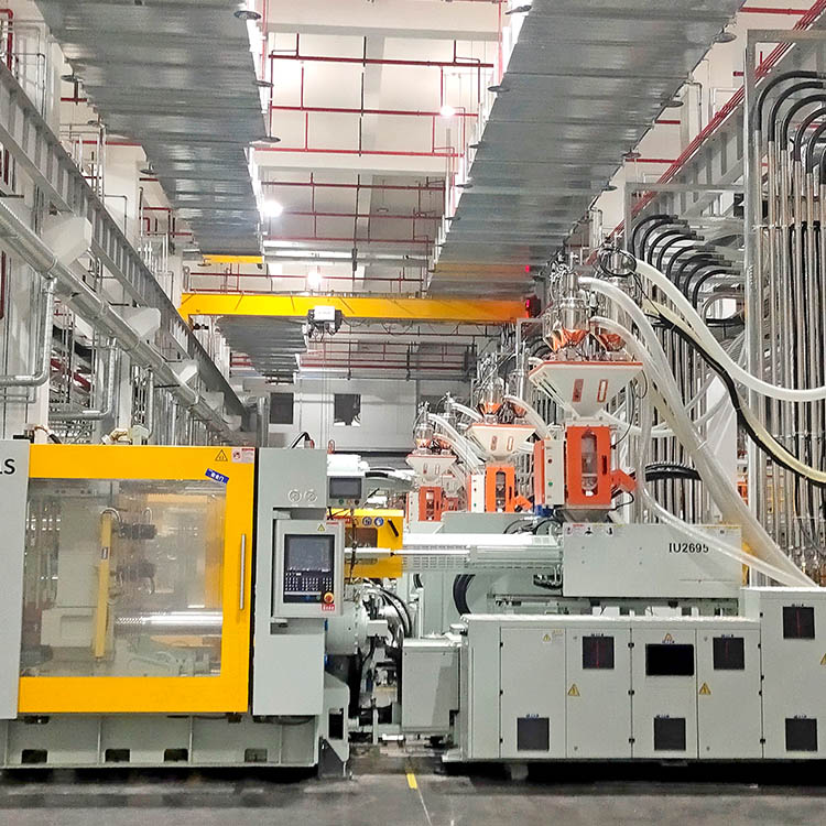 Central material conveying system with gravimetric blender in injection molding factory